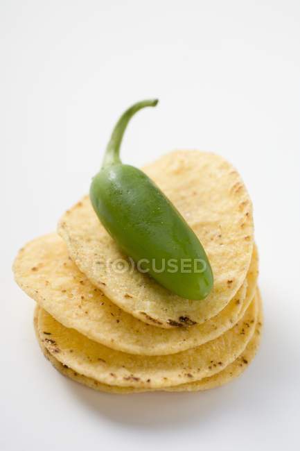 Чипсы Тортилья с зеленым халапео чилли — стоковое фото