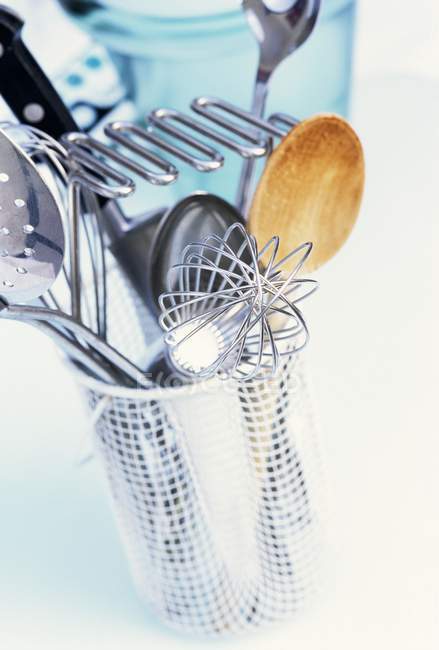 Vue rapprochée de divers outils de cuisine dans un égouttoir à couverts — Photo de stock