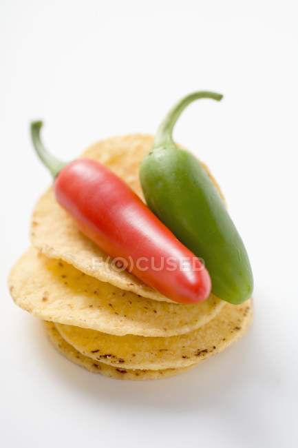 Tortilla chips with Jalapeo chillies — Stock Photo