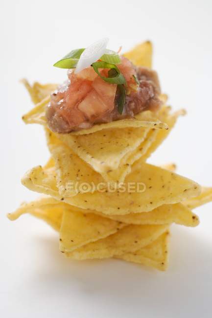 Sabrosos nachos con salsa - foto de stock