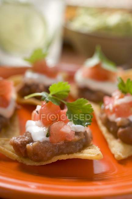 Nachos con fagioli e panna acida — Foto stock