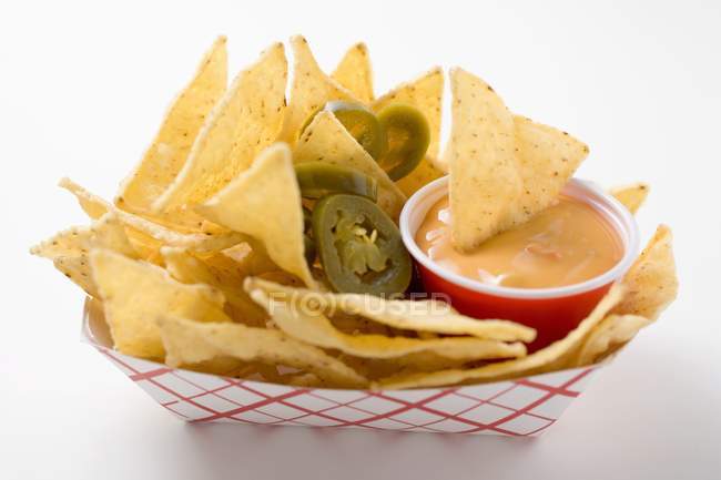 Nachos with chilli rings and dip — Stock Photo