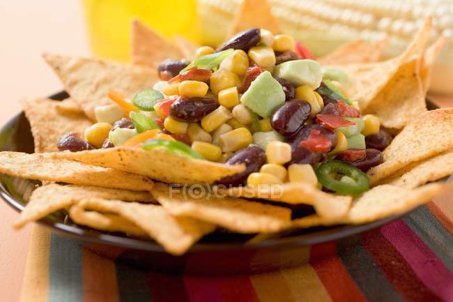 Nachos com feijão e milho doce — Fotografia de Stock