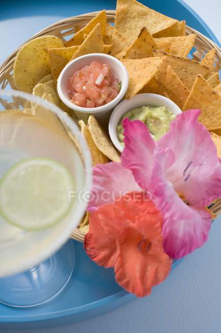 Nachos and Margarita on tray — Stock Photo