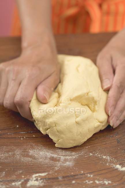 Обрізаний вид жінки, що замінює тісто для тортильї — стокове фото