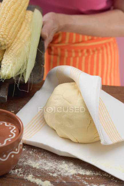 Vista close-up da massa de Tortilla e espigas de milho — Fotografia de Stock