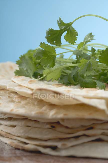 Vue rapprochée des tortillas empilées avec coriandre fraîche — Photo de stock