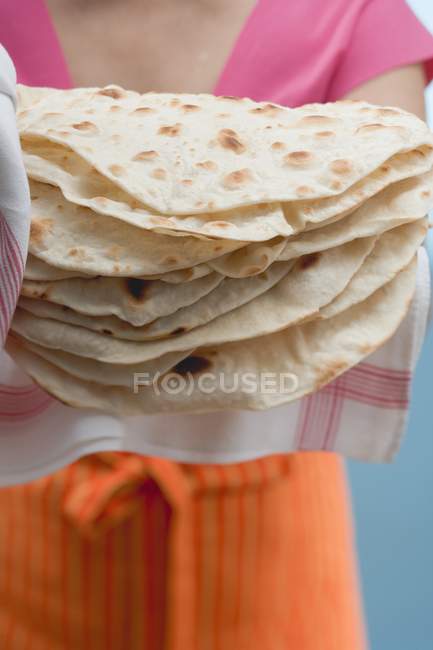 Nahaufnahme von Frau hält frisch gebackene Tortillas auf Geschirrtuch — Stockfoto