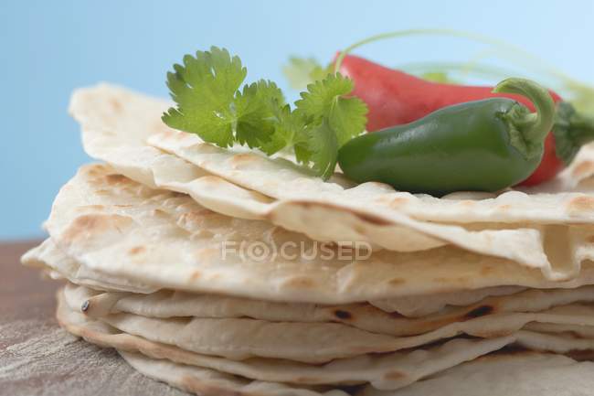 Tortillas, impilate, con coriandolo fresco e peperoncini — Foto stock