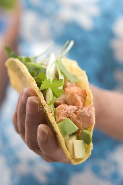 Nahaufnahme einer Frau, die Taco hält — Stockfoto
