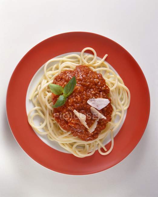 Spaghetti Bolognese mit Parmesan — Stockfoto