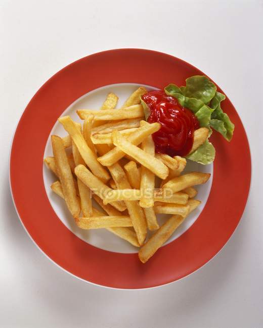 Plate of potato fries with ketchup — Stock Photo