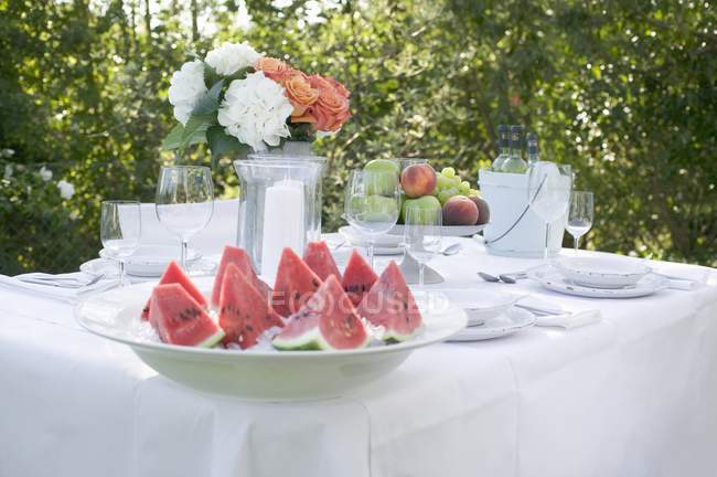 Wassermelonenscheiben auf Teller am Banketttisch serviert — Stockfoto