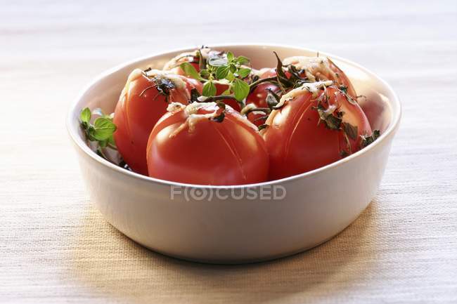 Pomodori con maggiorana e formaggio — Foto stock