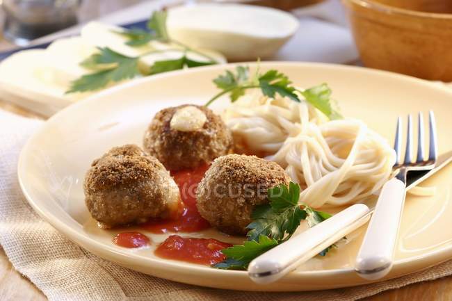 Boulettes de viande avec sauce tomate et macaroni — Photo de stock