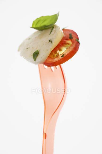 Tomate mit Mozzarella und Basilikum — Stockfoto
