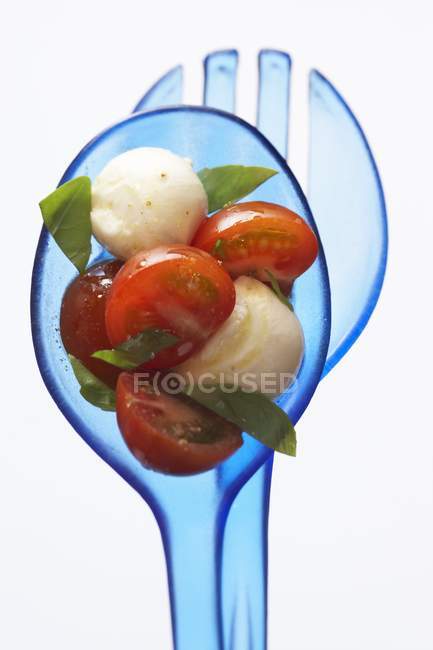 Cherry tomatoes with mozzarella and basil — Stock Photo