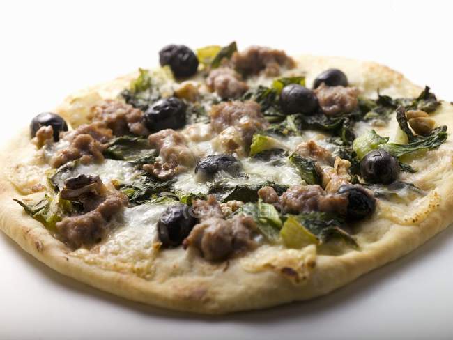 Вкусная пицца с мясом и шпинатом — стоковое фото