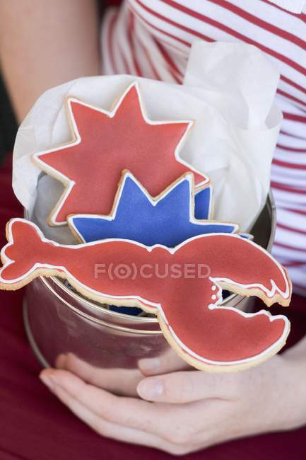Cropped view of woman holding cookie tin — Stock Photo
