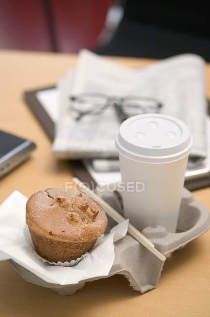 Muffin y taza de café - foto de stock