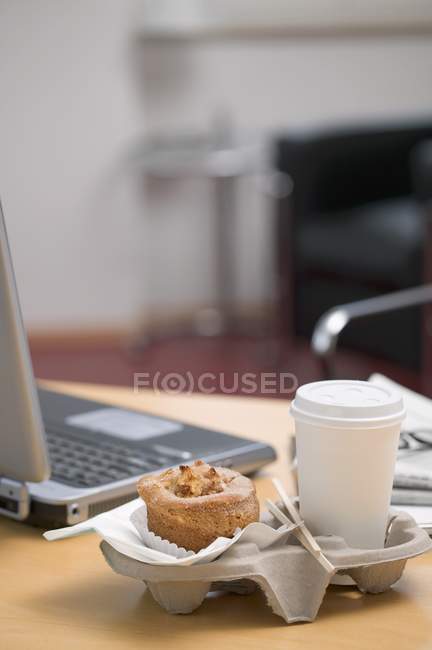 Muffin y taza de café - foto de stock