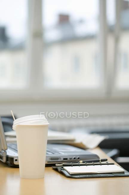 Vista da vicino della tazza di caffè sulla scrivania in ufficio — Foto stock