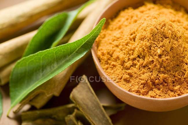 Foglie di curry e polvere di curry — Foto stock