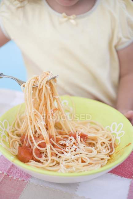 Niña comiendo espaguetis - foto de stock