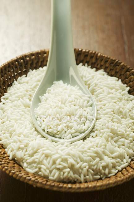 Klebriger Reis im Korb — Stockfoto
