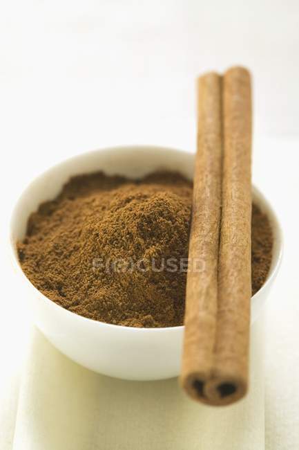 Closeup view of cinnamon sticks and ground cinnamon — Stock Photo