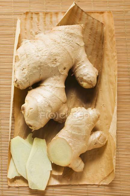 Racine de gingembre frais partiellement tranchée — Photo de stock