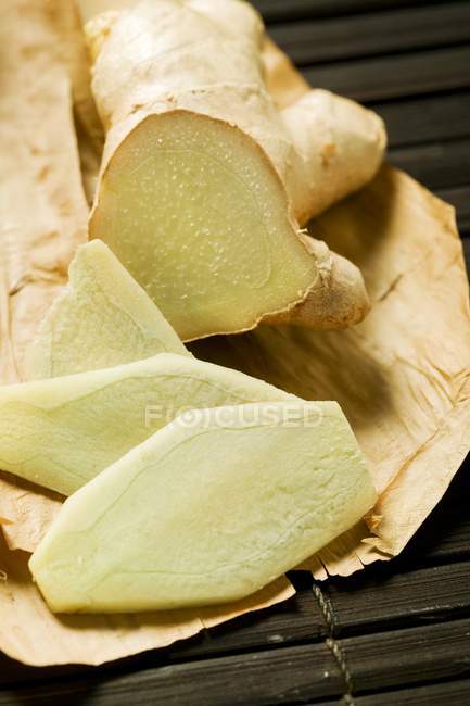 Racine de gingembre frais partiellement tranchée — Photo de stock