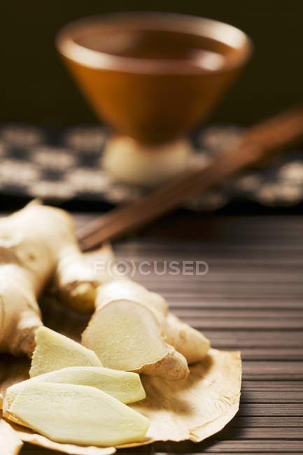 Émincées Racine de gingembre frais — Photo de stock