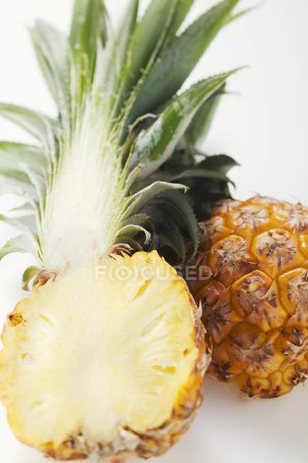 Половинчатый спелый ананас — стоковое фото