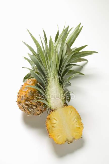 Ananas mûr coupé en deux — Photo de stock