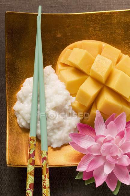 Mango fresco con arroz pegajoso - foto de stock