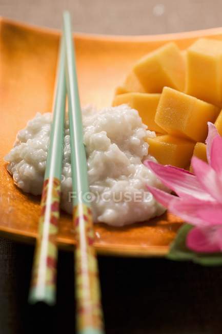 Mango fresco con arroz pegajoso - foto de stock