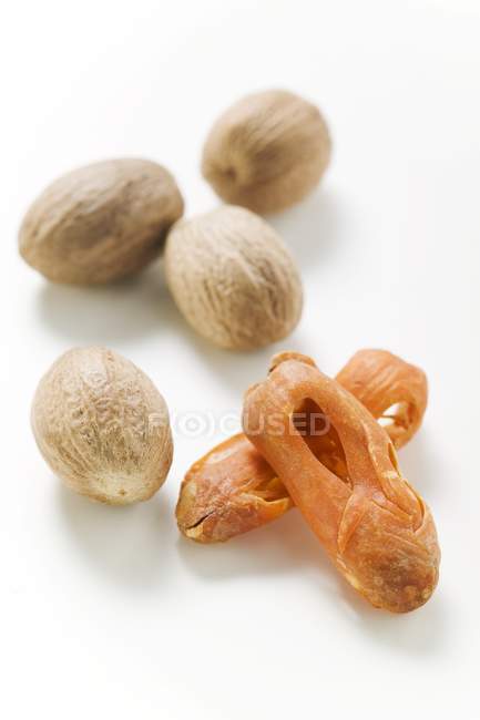 Whole Nutmegs and maces — Stock Photo