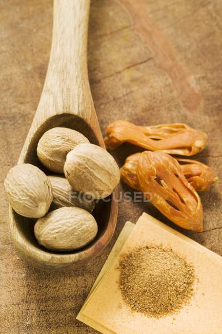 Орехи в деревянной ложке — стоковое фото