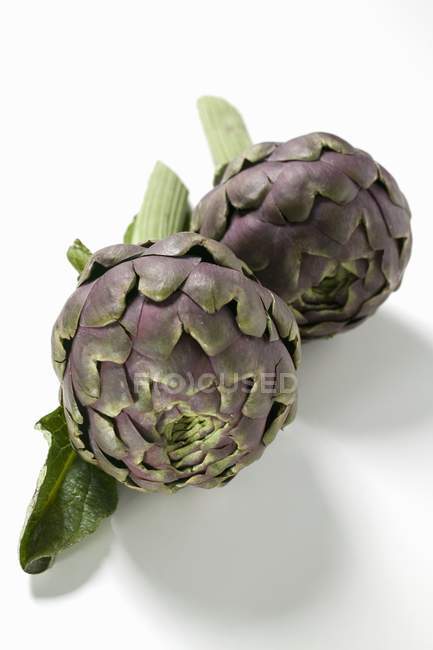 Fresh purple artichokes — Stock Photo