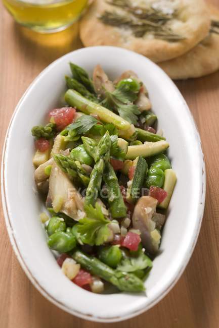 Vista close-up de salada de espargos verdes com legumes — Fotografia de Stock