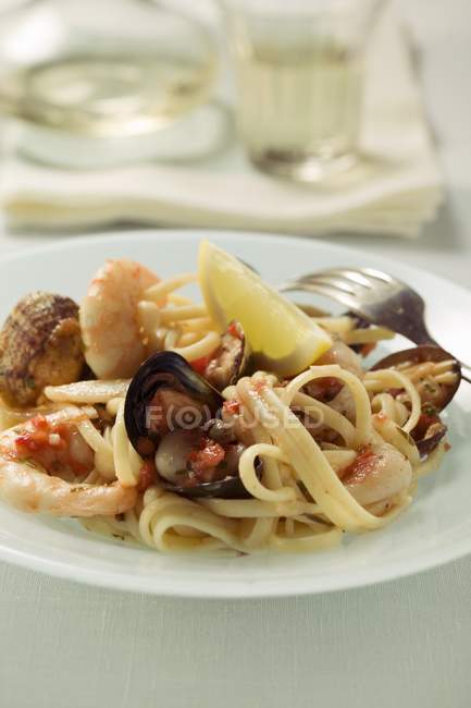 Linguine pasta with seafood — Stock Photo