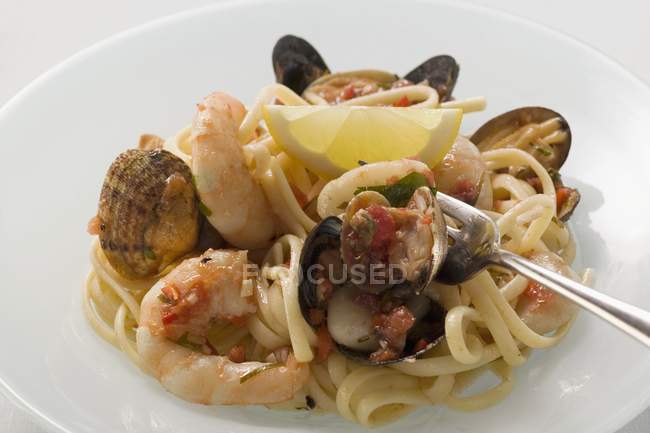 Linguine pasta with seafood — Stock Photo