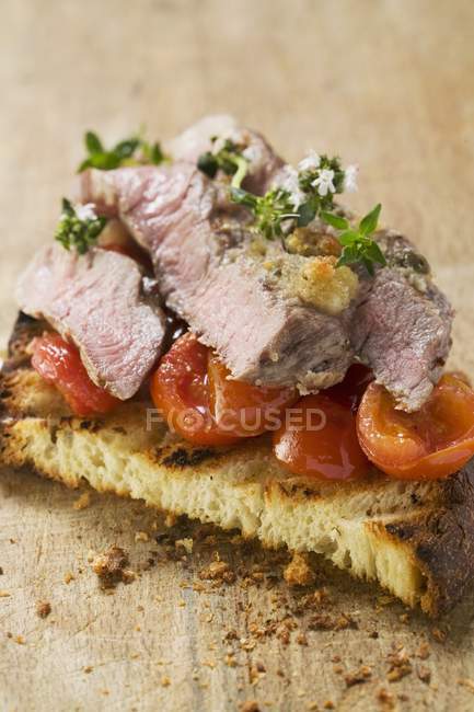 Bistecca di manzo con pomodori — Foto stock