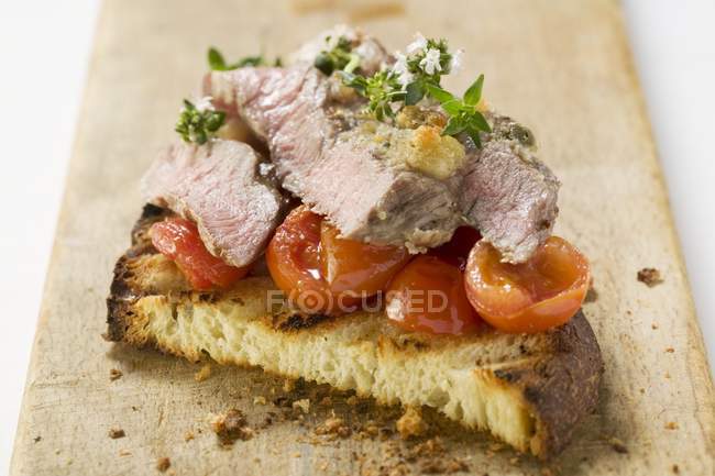 Beef steak with tomatoes — Stock Photo