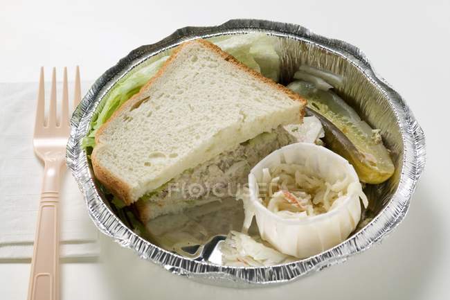 Sandwich au thon avec salade de chou — Photo de stock