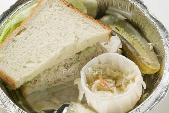 Сэндвич с тунцом и капустным салатом — стоковое фото