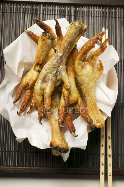 Pieds de poulet frits sur papier — Photo de stock