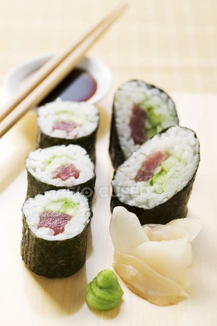 Maki sushi au thon, gingembre et wasabi — Photo de stock