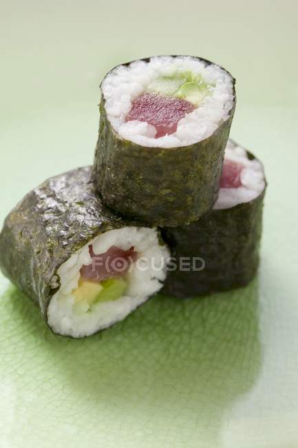 Sushi Maki con atún, pepino y aguacate - foto de stock